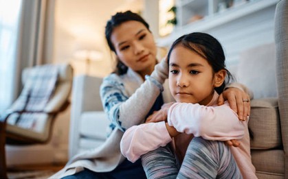Khi con về nhà và mách bố mẹ điều này: Hãy phản ứng thật cẩn thận, xử lý sai cách sẽ khiến con tổn thương cả đời!