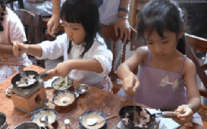 VIDEO: Quán cà phê “chơi đồ hàng” cháy chỗ, phụ huynh xếp hàng cho con làm đầu bếp tí hon