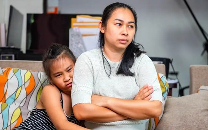 Điều ĐẦU TIÊN bố mẹ làm khi bước vào nhà có thể ảnh hưởng cực lớn đến cuộc đời con!