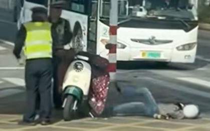 Bị CSGT phạt tiền, người phụ nữ nằm giữa đường giãy giụa