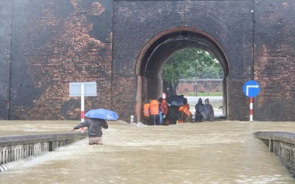 Vì sao miền Trung lại mưa lớn, có vượt kỷ lục của đợt mưa hồi cuối tháng 10?