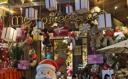 Đường phố TPHCM rộn ràng không khí Giáng sinh