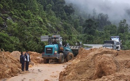 Đèo Khánh Lê gần nơi xe khách bị đất đá đè bẹp tiếp tục sạt lở kinh hoàng