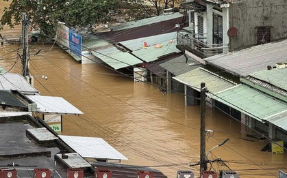 Chưa thể tiếp tục tìm 3 người mất tích, người dân ở Đà Nẵng chạy lũ "tập 5"