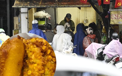 Thực tế tại hàng bánh chuối Hà Nội khiến khách "ức phát khóc": Người mua vẫn tới đông nghịt dù trời mưa lớn