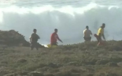 Bố tử vong khi cố cứu con gái bị sóng cuốn xuống biển