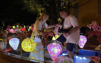 Hình ảnh khách Tây đua nhau đi thuyền "ngắm nước lụt" ở phố cổ Hội An