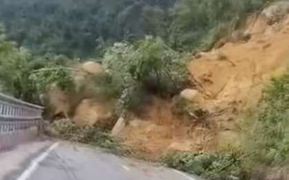 Lâm Đồng: Đang tiếp cận giải cứu 2 tài xế mắc kẹt trên đèo Khánh Lê