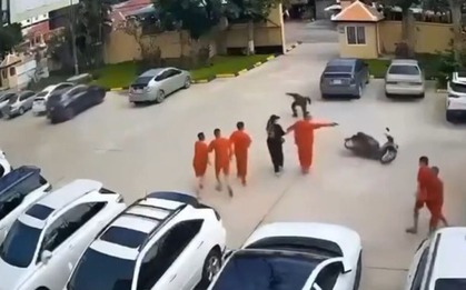 Phạm nhân chĩa súng bỏ trốn ngay trước tòa án ở Campuchia