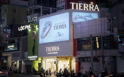 Cửa hàng kim cương mới xuất hiện “chiếm spotlight” ngã sáu Phù Đổng, hóa ra là lựa chọn cho ngày trọng đại của nhiều sao Việt