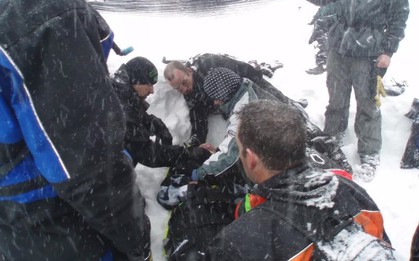 Người đàn ông sống sót kỳ diệu sau 5 giờ bị chôn sống dưới tuyết