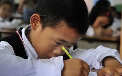 Học sinh làm "1+2+2=5" bị cô giáo gạch đỏ, phụ huynh bức xúc đi kiện thì nhận về câu nói gây sốc: "Sao vô lý vậy được?"