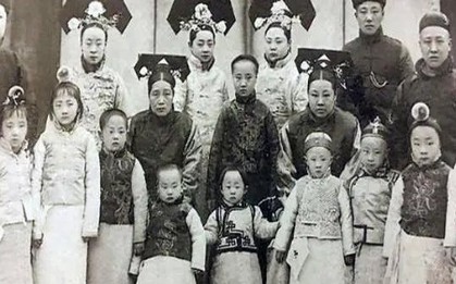 Loạt ảnh hiếm gia đình Phổ Nghi: Mẹ ruột chỉ còn vài khoảnh khắc, người ông nhớ suốt đời lại gây bất ngờ