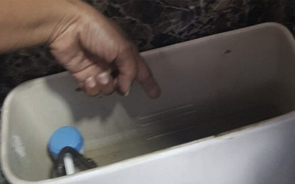 Nghe tiếng khóc trong bồn cầu, người phụ nữ tới kiểm tra thì sốc nặng