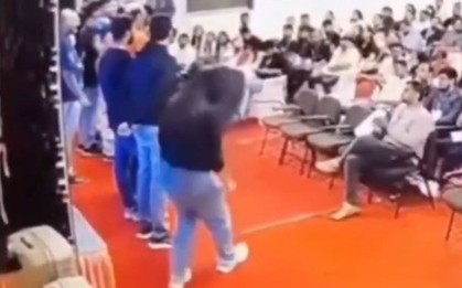 Đang đứng trên sân khấu, cô gái đột nhiên ngã gục rồi tử vong