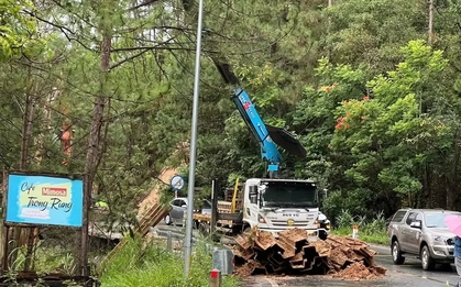 Khách du lịch Đà Lạt vội vã 'quay xe' vì sạt lở đèo