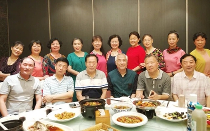 Đi họp lớp, các bạn được đại gia tặng quà 10 triệu đồng, trả hết hoá đơn: Không ngờ tôi vắng mặt bỗng thành "người may mắn nhất"