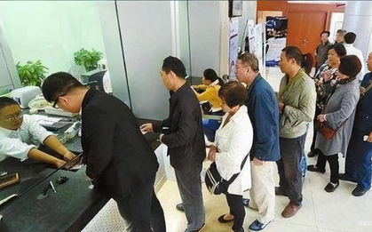 Cả làng mang 103 tỷ đồng tiền đền bù đất đi gửi tiết kiệm, chưa đầy 1 ngày tiền đã bị chuyển đi, ngân hàng khẳng định: "Lỗi không phải của chúng tôi"