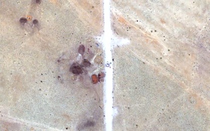 Bãi cát đỏ màu máu: Không ảnh hé lộ tình trạng kinh hoàng diễn ra ở Sudan