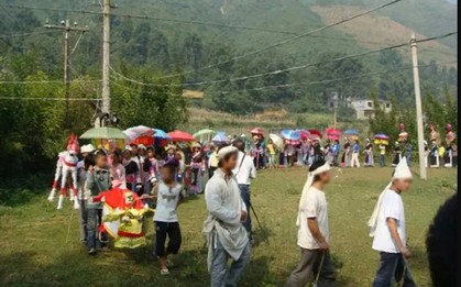 Nơi con cháu phải cười đùa, chơi trò chơi trong đám tang của người thân mới là có hiếu