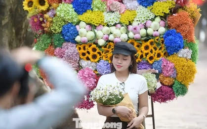 Du khách xúng xính xuống phố Hà Nội dạo chơi ngày mưa rét