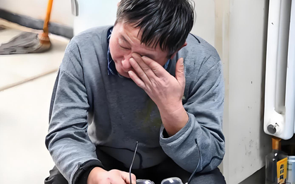 Lương tháng hơn 15 triệu nhưng công ty chuyển 2 tỷ đồng và ghi rõ là thưởng, sau đó tài khoản bị phong tỏa, người đàn ông bị kiện