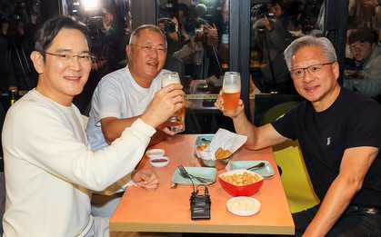 3 tỷ phú Nvidia, Samsung, Hyundai rủ nhau ăn gà rán bình dân khiến cổ phiếu tăng kịch trần 30%