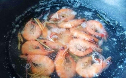 Đây chính là "kẻ thù" của mùi tanh: Cho vào khi luộc tôm, tức khắc lên màu đỏ au và ngon gấp bội