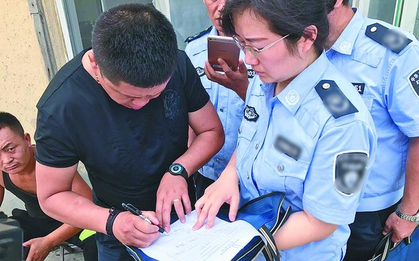 Cặp vợ chồng bán nước hoa giả, thu lợi 19 tỷ đồng bị bắt