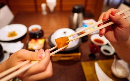 Vì sao người Việt kiêng 'nối đũa'?