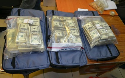 Phát hiện 151 tỷ đồng trong 8 chiếc vali ở sân bay