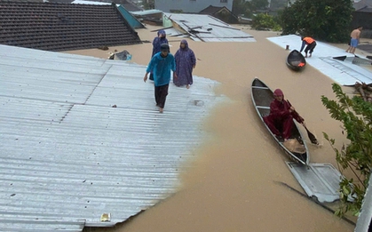 Lũ trên 2 sông ở Đắk Lắk và Khánh Hòa vượt lịch sử 1993 và 1986, bao giờ miền Trung mới giảm mưa?