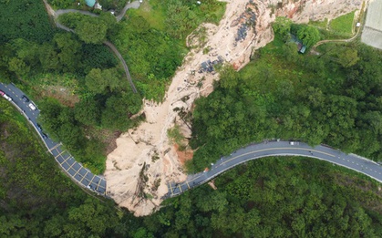 Cận cảnh đáng sợ khi đèo Mimosa bị sạt lở "cắt" đứt đôi