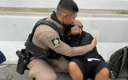 Thiếu niên 15 tuổi định nhảy cầu rồi được cảnh sát cứu, mẹ chia sẻ lý do đằng sau hành động của con trai