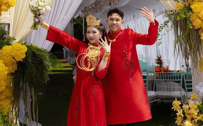 Tiền vệ tuyển Việt Nam cùng chủ tiệm vàng trích tiền mừng cưới ủng hộ miền Trung