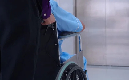 Thanh niên 22 tuổi chân 'mềm nhũn', không đứng dậy nổi sau một đêm: Bác sĩ hé lộ 'thủ phạm' bất ngờ