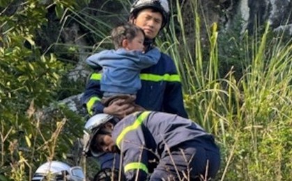 Công an Hà Nội giải cứu 2 cháu bé trượt chân rơi xuống hố sâu khi đi dã ngoại