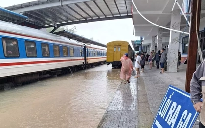 Mưa lũ làm đường sắt Bắc - Nam tê liệt, hàng nghìn khách bị lỡ tàu
