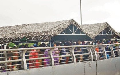 Quân đội dựng lều dã chiến ứng cứu, hỗ trợ người dân ở Khánh Hòa