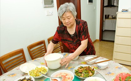 Tôi có gần 2 tỷ tiết kiệm, lương hưu 18 triệu/tháng nhưng vẫn sống cơ cực, chỉ vì đi sai 2 bước sau tuổi 70