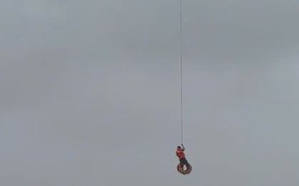 CLIP: Dùng máy bay không người lái cứu 1 người bị lật thuyền