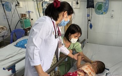 Nhiều trẻ ở TP.HCM mắc tay chân miệng chuyển nặng, bác sĩ cảnh báo gì?