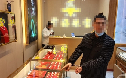 Người đàn ông vào tiệm vàng mua liên tục 5 tỷ đồng không cần nhìn giá với phương thức thanh toán không bình thường: Chủ tiệm gọi ngay cảnh sát