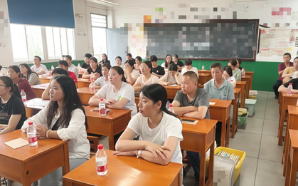 ĐIỀU BẤT THƯỜNG trong 1 bức ảnh họp phụ huynh!