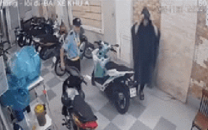 Clip 1 phút vụ nam bảo vệ bị đồng nghiệp đâm tử vong, nguyên nhân vì mâu thuẫn dắt xe cho khách