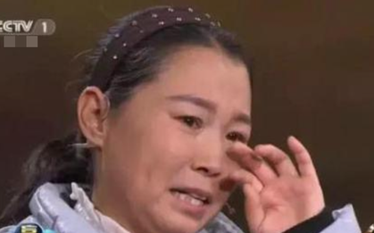 Mang "cành cây" đi thẩm định, nông phụ khẳng định do người ăn xin tặng: Chuyên gia quát lớn 'Cô nói dối!'