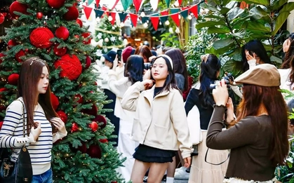 Xếp hàng chụp ảnh Giáng sinh sớm tại các quán cafe