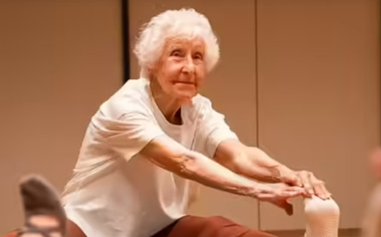 Bí quyết sống khoẻ 'không hề khó' của giáo viên dạy yoga 102 tuổi