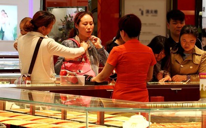 Chi 120 triệu đồng mua 26 chỉ vàng tiết kiệm, 10 năm sau người phụ nữ đến rút thì nhận thông báo: “Không thể lấy lại vì tiệm vàng đã đổi chủ”