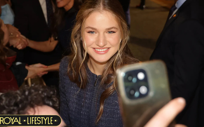 Công chúa Leonor và em gái “copy” gu của Vương hậu Letizia: Ba mẹ con hoàng gia Tây Ban Nha đẹp đều như nhau